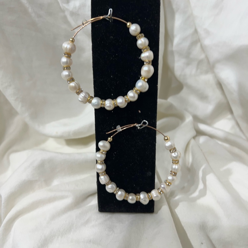 Fresh Water Pearls W/Rhinestone Bead Caps. Hoops Measures 3” Inches around.☑️